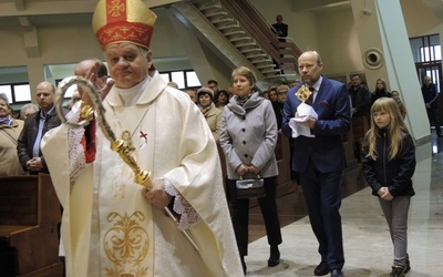 Bp senior Tadeusz Rakoczy, który liturgicznie zainstalował relikiwe oraz Aldona, Jacek i Ania Wróblowie, którz wnieśi je do aleksandrowickiego kościoła