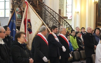 W katedrze obecny był sztandar Towarzystwa Miłośników Lwowa i Kresów Południowo-Wschodnich 