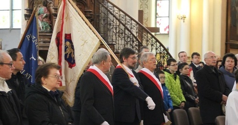 W katedrze obecny był sztandar Towarzystwa Miłośników Lwowa i Kresów Południowo-Wschodnich 