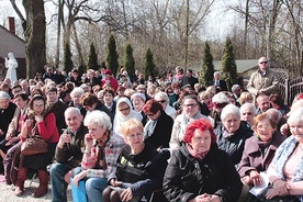  W uroczystości, poza ordynariuszem łowickim i kapłanami, uczestniczyły tłumy wiernych