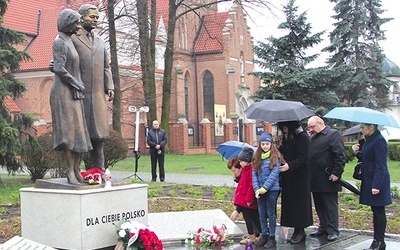 Pierwsi hołd zmarłym złożyli najbliżsi kpt. pilota Artura Ziętka