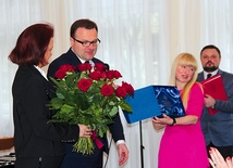  Prezydent Radomia Radosław Witkowski razem z gratulacjami z okazji jubileuszu wręczył Monice Krzyżanowskiej pamiątkowy grawer