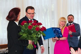  Prezydent Radomia Radosław Witkowski razem z gratulacjami z okazji jubileuszu wręczył Monice Krzyżanowskiej pamiątkowy grawer