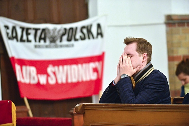  Modlitwa podczas Mszy św. 10 kwietnia br. w kościele pw. Świętego Krzyża w Świdnicy