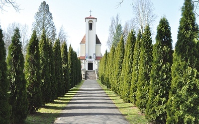  Zielona aleja zaprasza do wejścia do kościoła