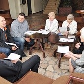  Podczas rekolekcji, oprócz wspólnej modlitwy, odbywały się także spotkania w grupach, podczas których uczestnicy mogli swobodnie dzielić się swoimi spostrzeżeniami na temat Kościoła