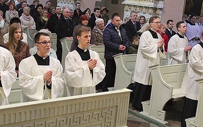 Powyżej: Strój duchowny i posługę lektoratu przyjęło siedmiu alumnów Wyższego Seminarium Duchownego w Paradyżu