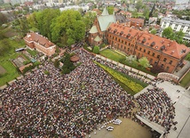 Z krakowskich Łagiewnik, dzięki św. Faustynie Kowalskiej i św. Janowi Pawłowi II  na cały świat promieniuje   Miłosierdzie Boże