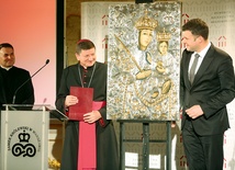 Prezes Fundacji Dziedzictwa Kulturowego Michał Laszczykowski przekazuje zrekonstruowany obraz na ręce bp. Witalija Skomorowskiego