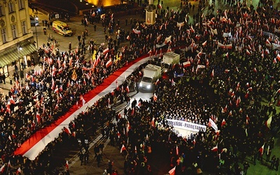 W uroczystościach w Warszawie, według szacunków PiS, uczestniczyło ok. 100 tys. osób