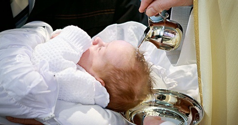 Prosząc o chrzest dla dziecka, rodzice przekazują mu to, co mają najlepszego – wiarę. Powierzają je Bogu, szczepią przeciwko śmierci, dają oręż w walce z pokusami