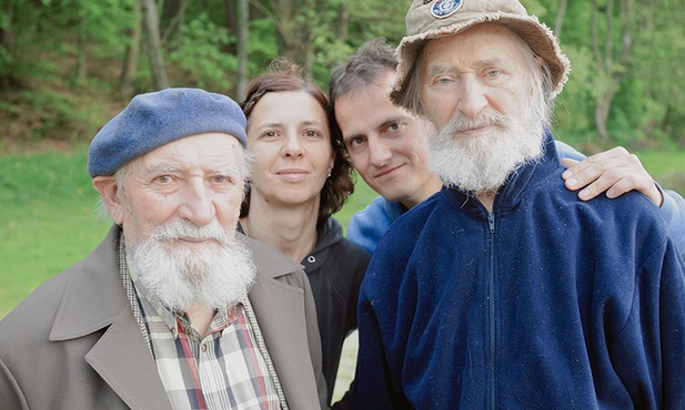 Tytułowi bracia, czyli Mieczysław (z lewej) i Alfons Kułakowscy. Pomiędzy nimi Małgorzata (producentka filmu) i Wojciech  (reżyser) Staroniowie