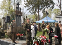 Pod pomnikiem ofiar zbrodni katyńskiej na cmentarzu przy ul. Limanowskiego złożono kwiaty i zapalono znicze