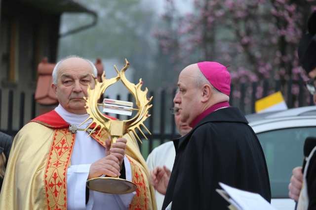 Bp Piotr Greger i ks. Kazimierz Janiurek jako pierwsi uczcili obraz i relikwie