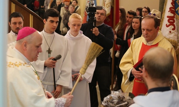 Bp Piotr Greger poświęcił krzyże dla młodzieży bierzmowanej
