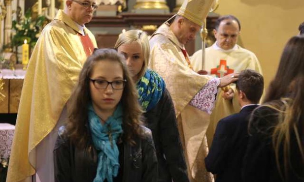 Bp Roman Pindel udzielił młodzieży sakramentu bierzmowania