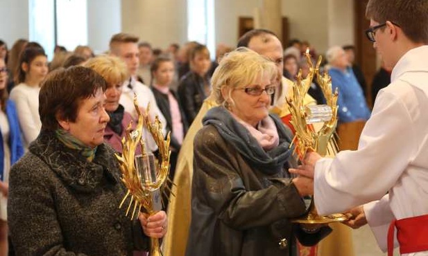 Do świątyni uroczyście wniosione został relikwie świętych Apostołów Bożego Miłosierdzia