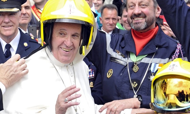 Piuska papieska w wersji strażackiej