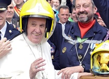 Piuska papieska w wersji strażackiej