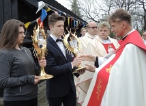 Bielowicki proboszcz ks. Ryszard Grabczyk, który jako pierwszy powitał Znaki Miłosierdzia, przekazał je młodziezy parafii