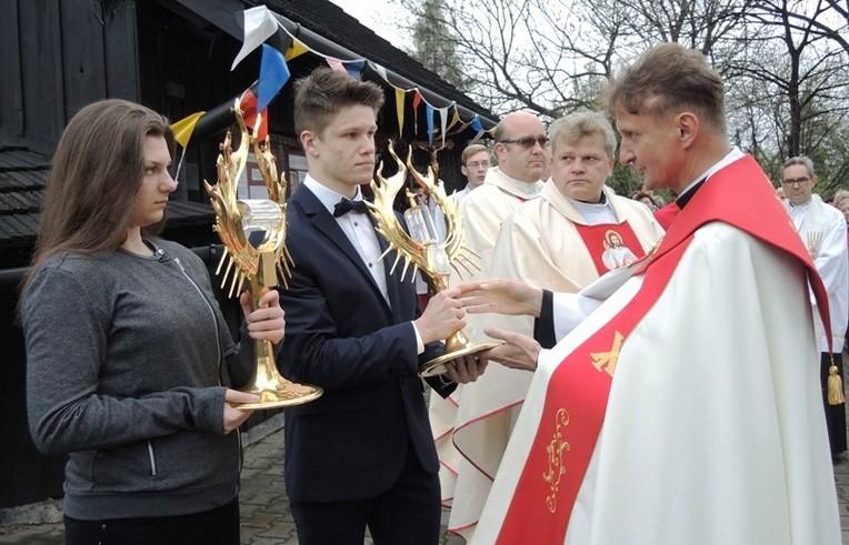 Bielowicki proboszcz ks. Ryszard Grabczyk, który jako pierwszy powitał Znaki Miłosierdzia, przekazał je młodziezy parafii