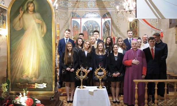 Młodzi, którzy przyjęli sakrament bierzmowania z bp. Tadeuszem Rakoczym i swoimi duszpasterzami