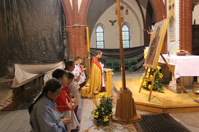 Symbole ŚDM w świetlicy "Tobiaszki" i kościele św. Antoniego