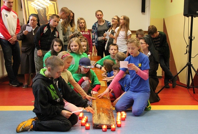 Symbole ŚDM w świetlicy "Tobiaszki" i kościele św. Antoniego