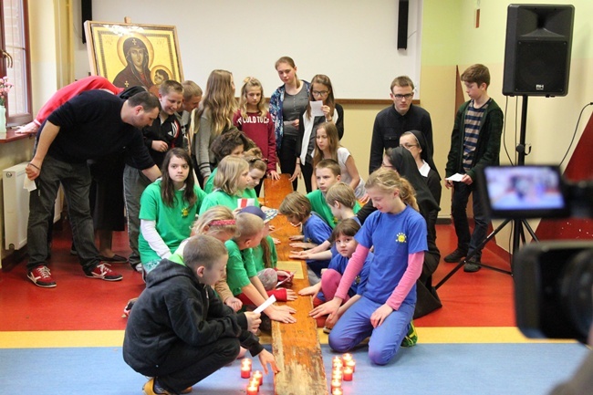 Symbole ŚDM w świetlicy "Tobiaszki" i kościele św. Antoniego