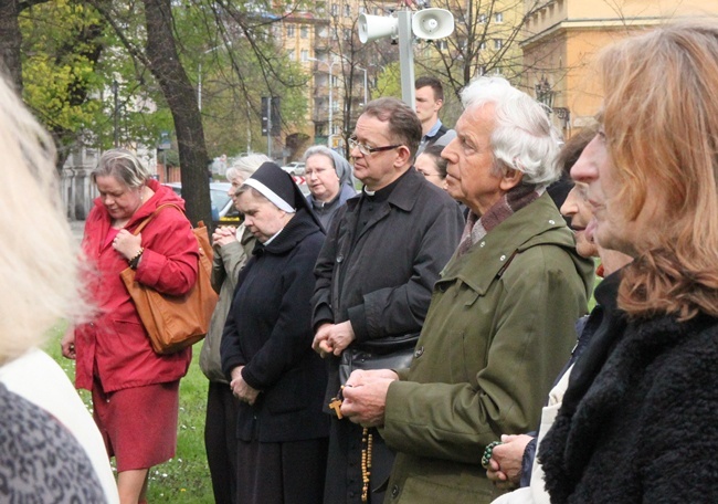 Symbole ŚDM przy kolumnie Chrystusa Króla