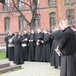 Symbole ŚDM przy kolumnie Chrystusa Króla