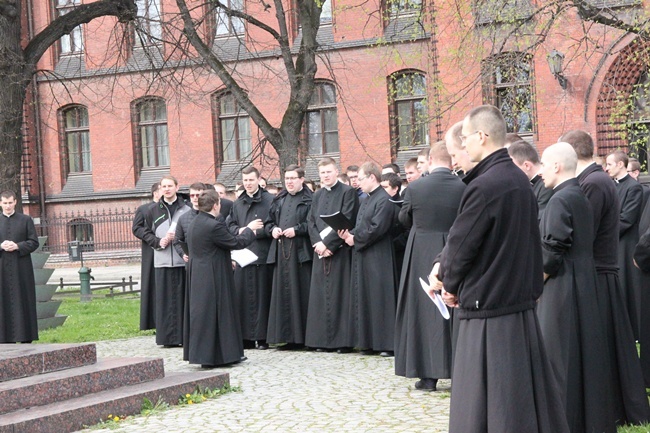 Symbole ŚDM przy kolumnie Chrystusa Króla