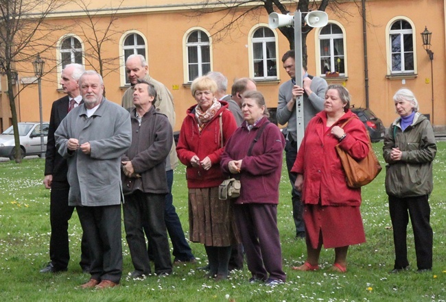 Symbole ŚDM przy kolumnie Chrystusa Króla