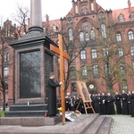 Symbole ŚDM przy kolumnie Chrystusa Króla