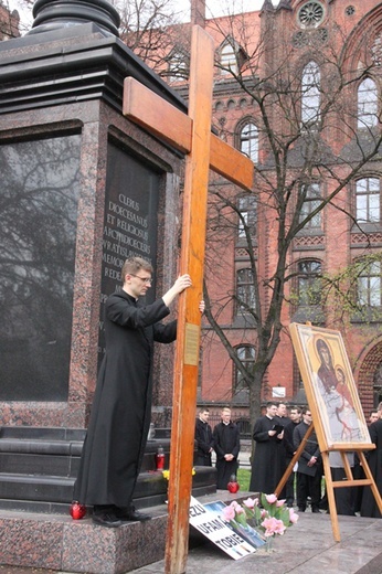 Symbole ŚDM przy kolumnie Chrystusa Króla