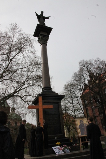 Symbole ŚDM przy kolumnie Chrystusa Króla