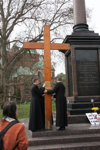 Symbole ŚDM przy kolumnie Chrystusa Króla