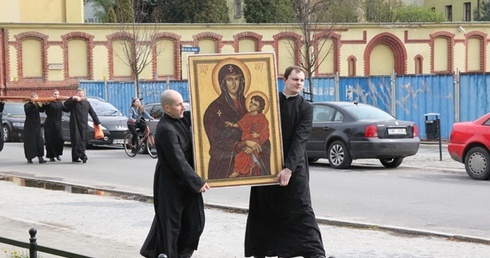 Symbole ŚDM przy kolumnie Chrystusa Króla