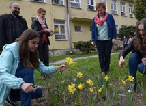 Z uczennicami kwiaty ścinali ks. Damian Drabikowski, Joanna Wdowska i Iwona Stępniewska