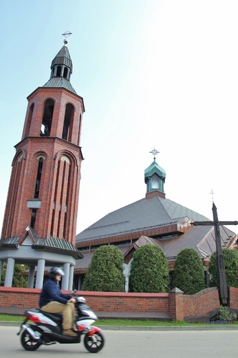 Montaż pomnika Tragedii Górnośląskiej w Tychach