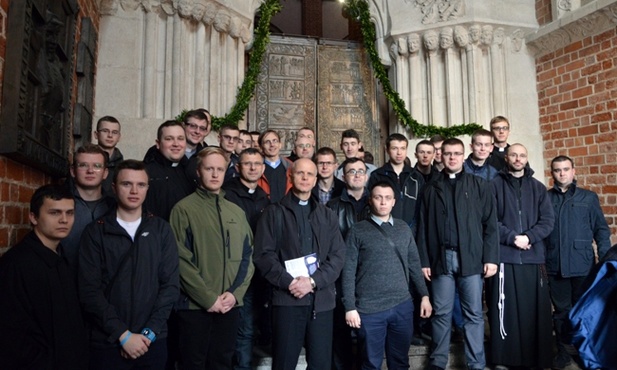 Radomscy alumni z wychowawcami przed drzwiami gnieźnieńskimi