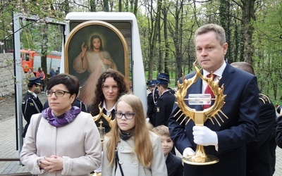 Dwie rodziny, a spośród nich - mama i ojciec - nieśli peregrynujące relikwiarze Apostołów Miłosierdzia