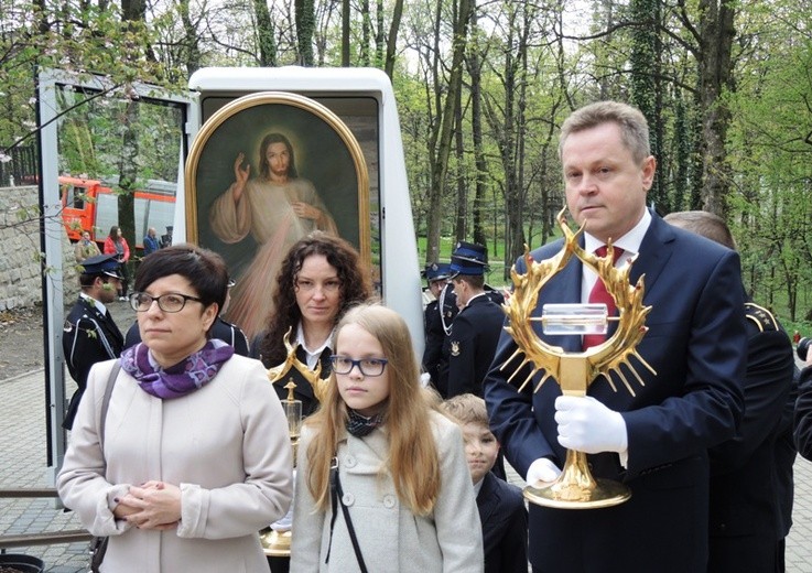 Dwie rodziny, a spośród nich - mama i ojciec - nieśli peregrynujące relikwiarze Apostołów Miłosierdzia