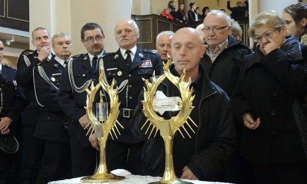 Po Mszy św. parafianie mogli uczcić reliwkie św. Faustyny i św. Jana Pawła II