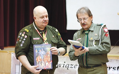  Na czele Zarządu Okręgu stanął Krzysztof Jerzy Piaseczny (z lewej). Obok Grzegorz Nowik, przewodniczący ZHR 