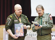  Na czele Zarządu Okręgu stanął Krzysztof Jerzy Piaseczny (z lewej). Obok Grzegorz Nowik, przewodniczący ZHR 