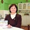  Maria Mikołajek od pięciu lat jest przewodniczącą KGW.  Na zdjęciu z zaproszeniem na rocznicową uroczystość