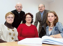  Agnieszka Pętal (pierwsza z lewej) z ekipą poradni życia rodzinnego