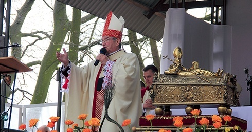  Relikwiarz został procesyjnie wniesiony na szczyt, gdzie odbyła się Msza św.