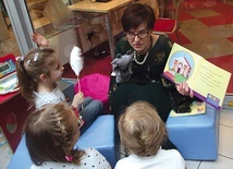  Agnieszka Błażewicz w czasie krótkiego wprowadzenia bibliotecznego dla dzieci